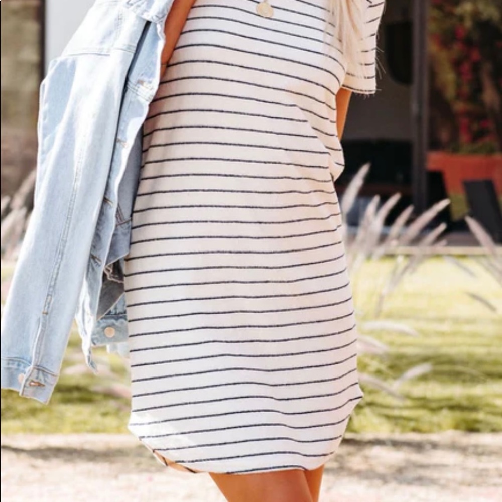 Adorable striped cloth mini dress 😍 Perfect condition- size medium!! 🛍